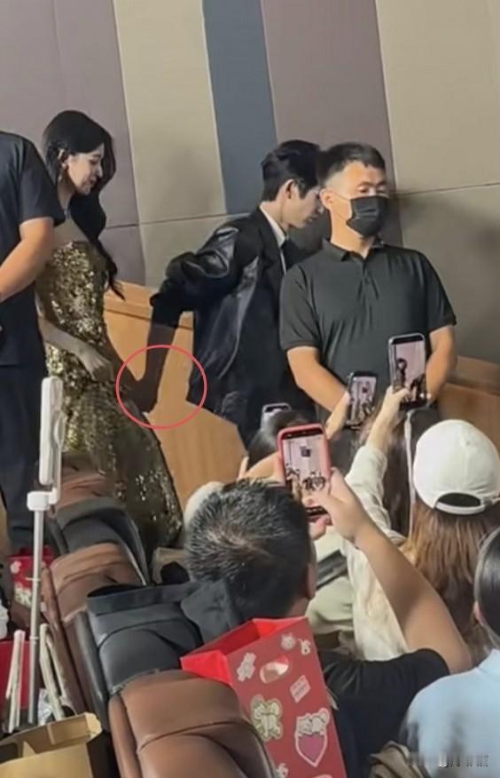 从未见张凌赫这般亢奋张扬过，这哥们不会真的对王楚然动心了吧？《这一秒过火》剧宣