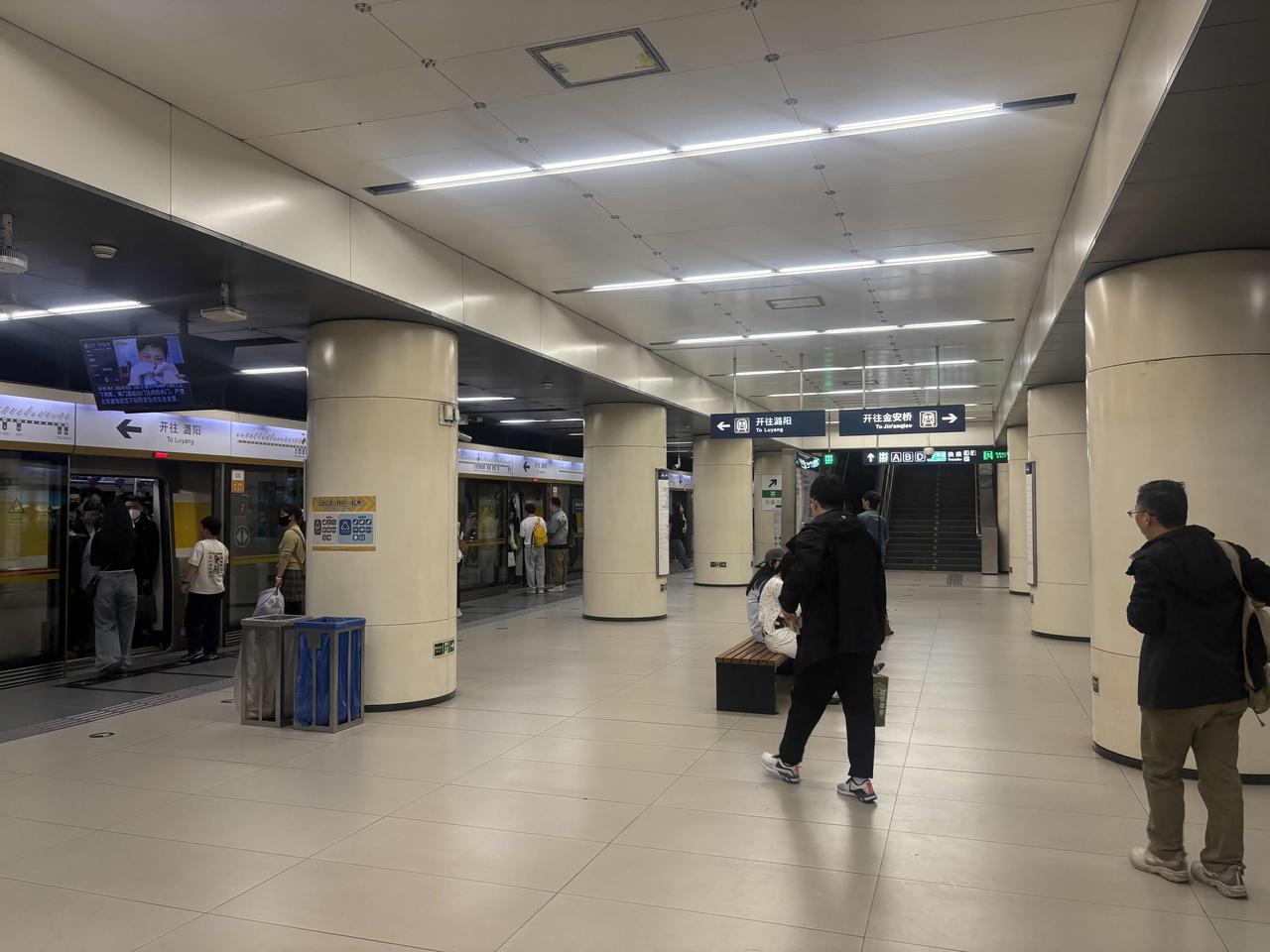 中国地铁是世界上最好的，环境最好，条件最好，服务最好。