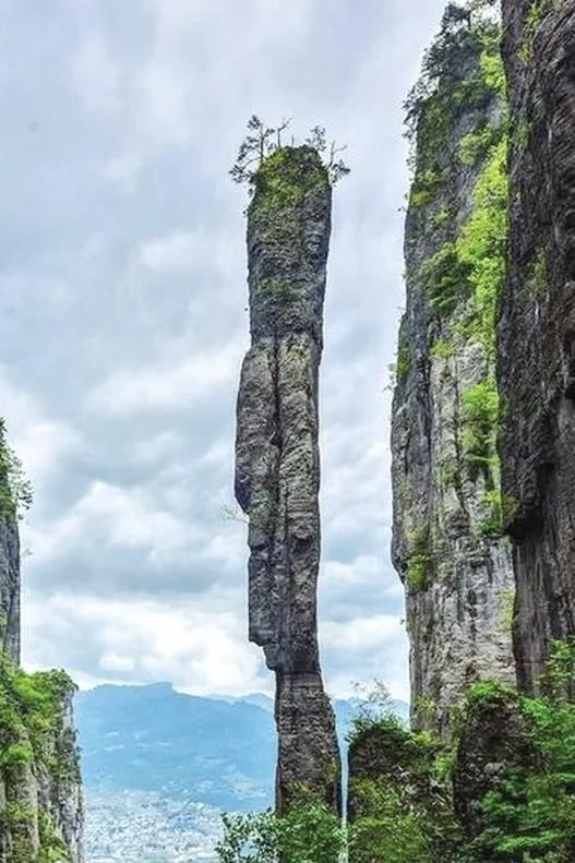 你觉得恩施的一柱香和上饶的巨蟒峰相比，哪一处更壮观、更惊艳？巨蟒峰形如巨蟒，位于