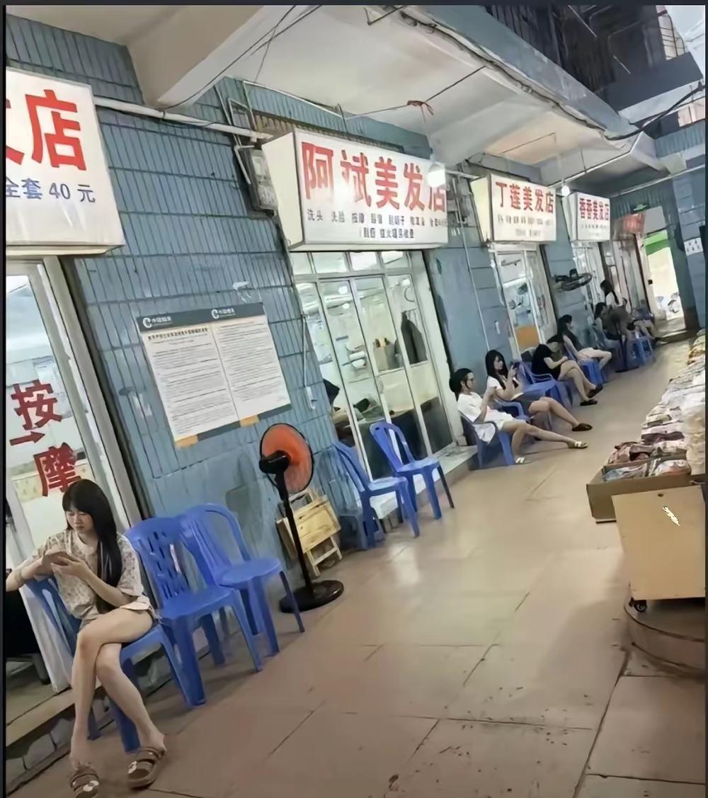 这理发商场不错，大家全聚在一起，进去随便你挑，好像内陆没有。云南网友知道，他说在
