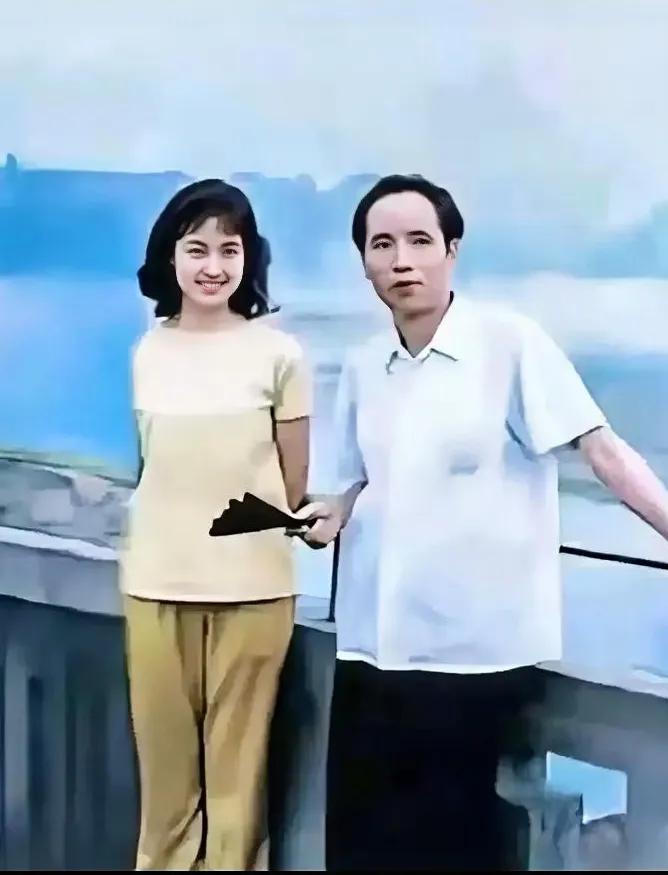 二十多岁的刘晓庆有多迷人。模样俊俏，端庄秀美，乌发随意披散，气质碾压四方，一身普