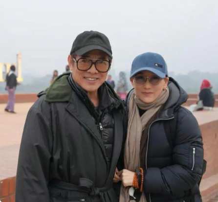 李连杰晒和老婆利智合照啦，利智那叫一个美，岁月好像没在她身上留痕迹，真让人羡慕