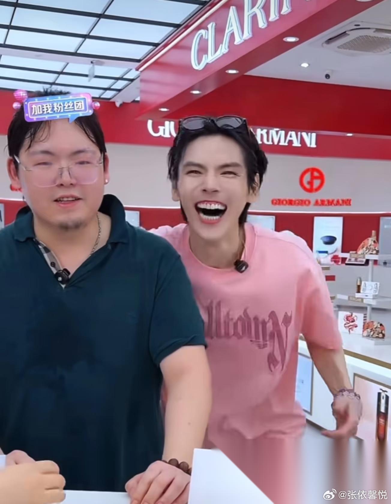 为什么向佐带向佑直播？原因很简单，因为向佐曾说过，没有老板敢用他弟弟，那么他