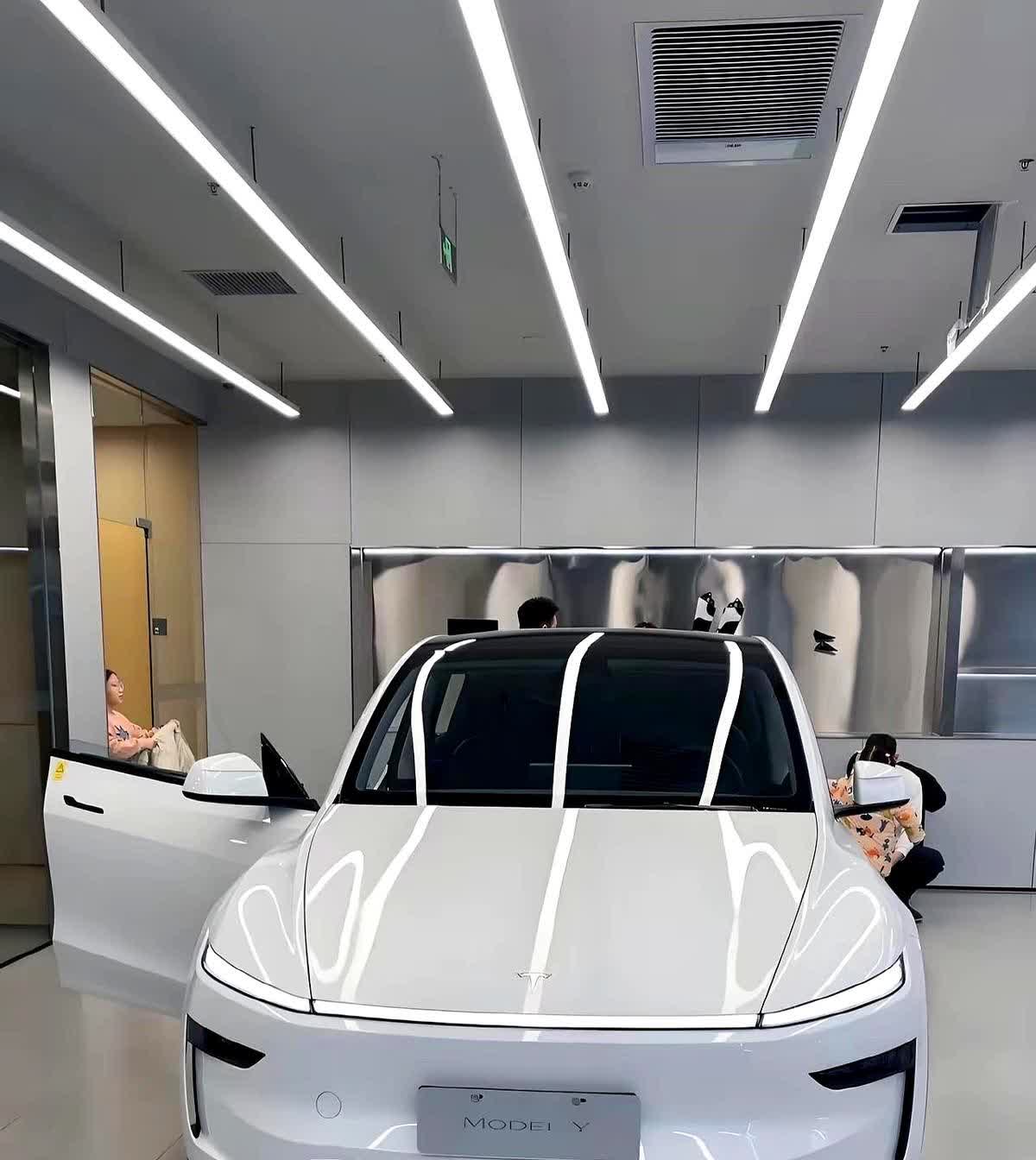 同事提车了，白色特斯拉modelY！我问他现在可选择的车型这么