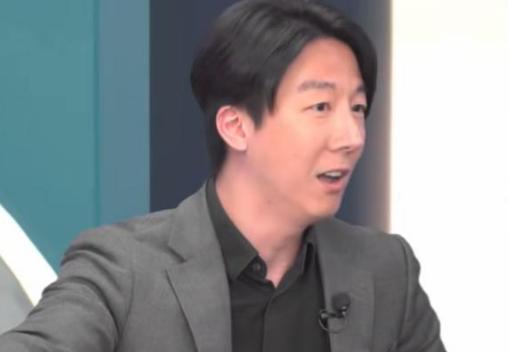 台湾资深媒体人黄扬明与民进党发言人吴峥在节目中爆发激烈口角。黄扬明痛批民进党处理