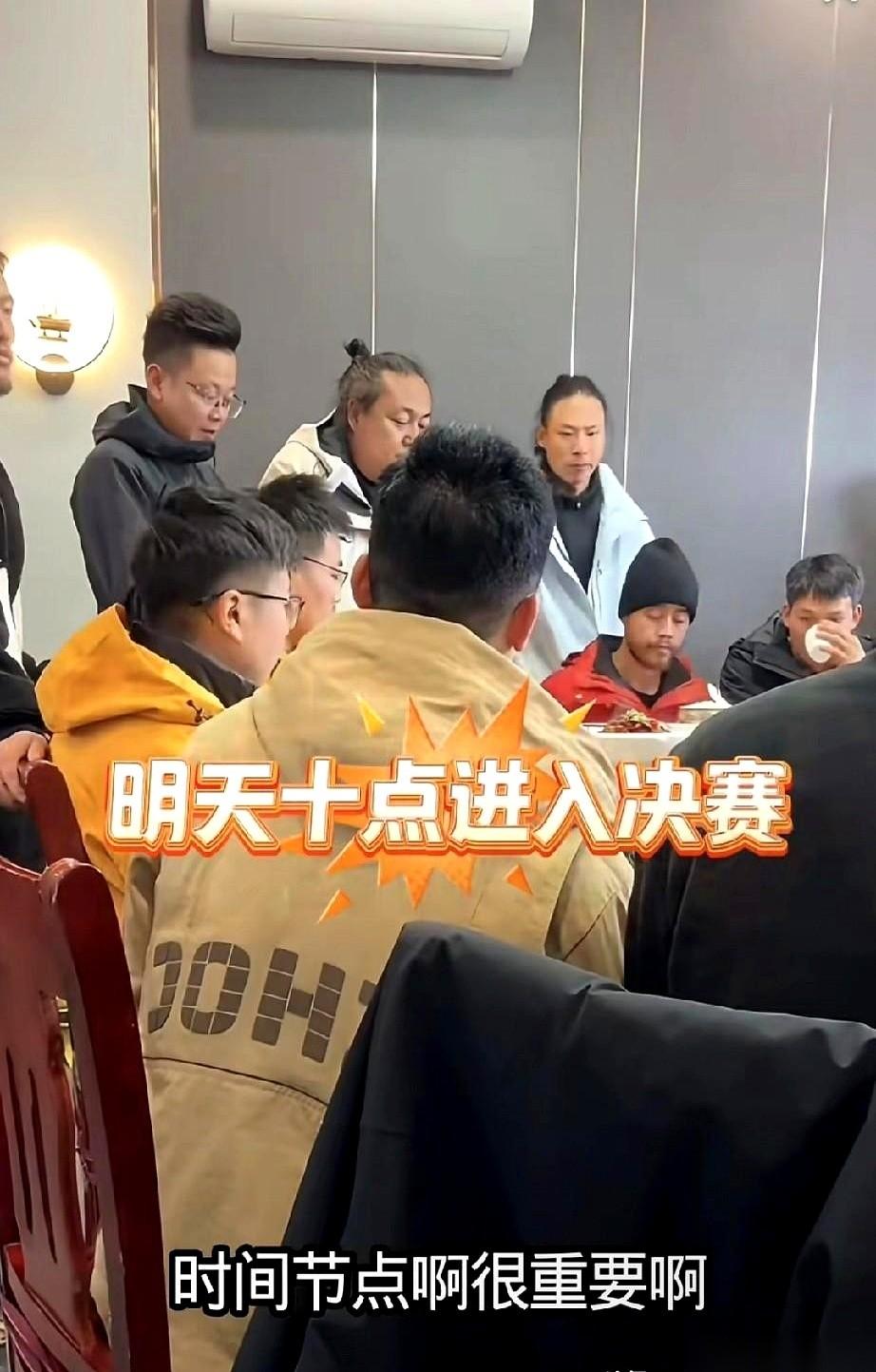 迟到，直接淘汰。就这一句。没多余的废话。底下坐着的人，我猜那一瞬间，连心跳都