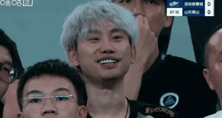 这个人如果在足球界，相当于什么地位？深圳新鹏城对阵山东泰山队的比赛中，镜头给到