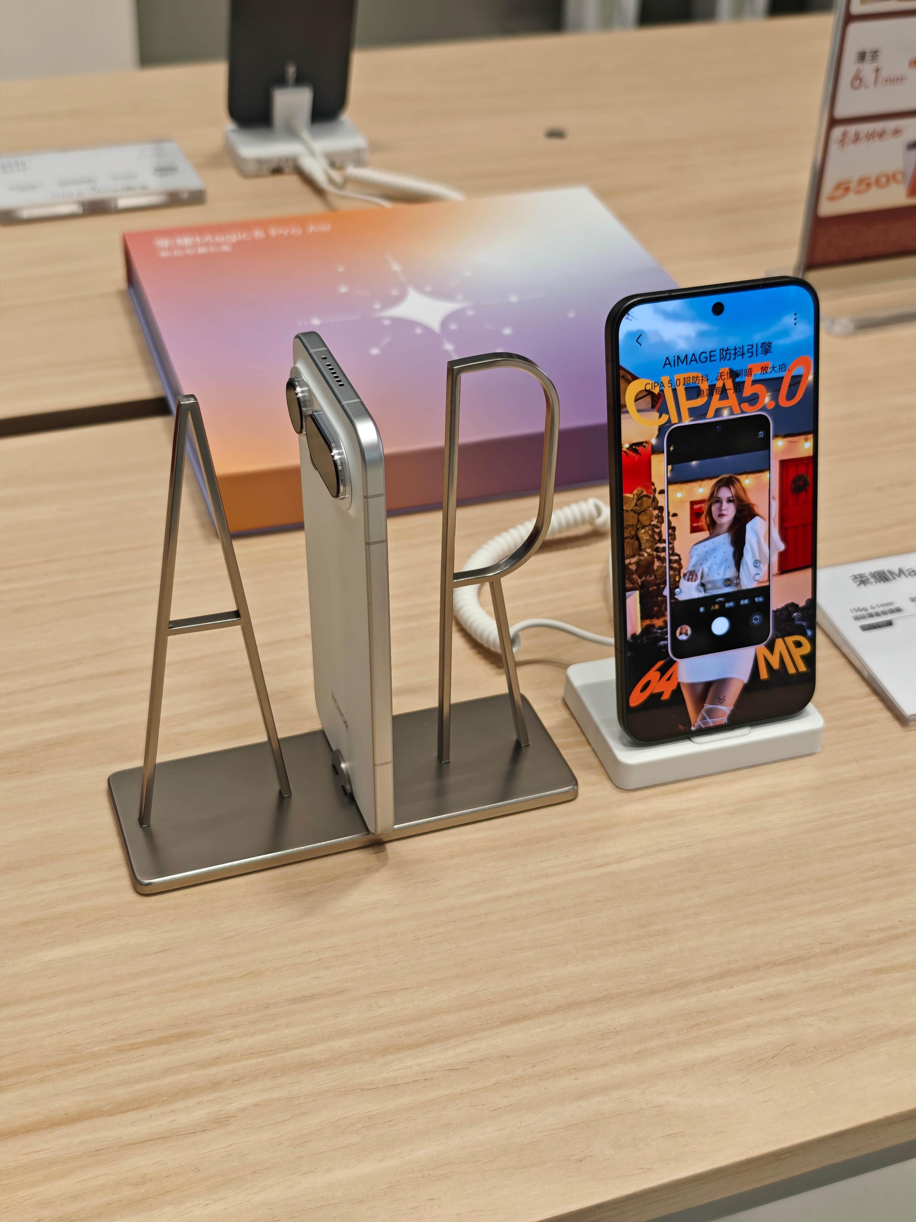 商场里感受了一下荣耀Magic8ProAir，颜值很高，手感也好就是这个宣传