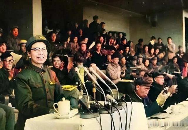 🍁这张1967年的老照片耐人寻味。台上发言者满面笑容，一旁的周总理低头鼓掌，难