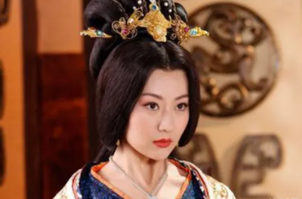 公元988年，辽国宰相韩徳让正独自在帐内，突然，萧太后慌张闯进帐内，众侍从平静地