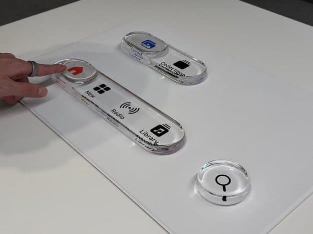 为了设计iOS26，苹果设计中心专门制作了实体玻璃模具。