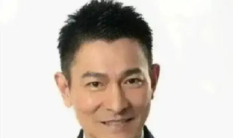 刘德华坐在《鲁豫有约》的访谈椅上说，当年自己的天幕公司亏了4000万，他挨个找熟