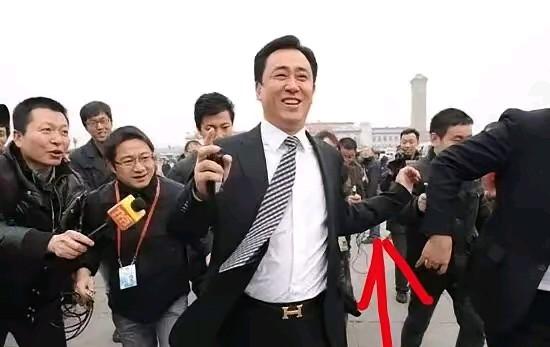 许家印这张广为流传的皮带照片上，这条“左胳膊”并不是他的，只不过角度凑巧重合，显