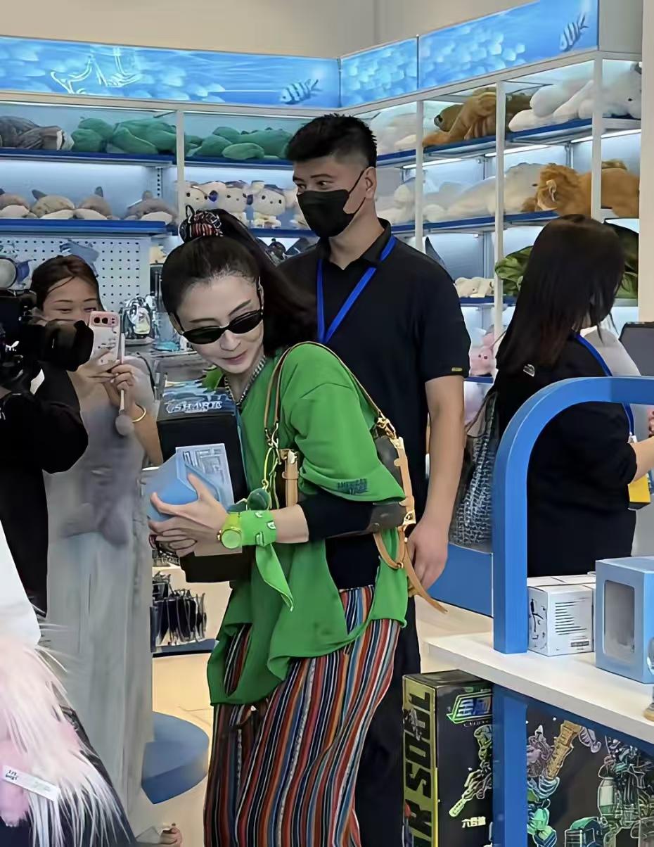 张柏芝46岁了，状态却比20岁还能打。3月12日，上海AWE展，她一头港风大