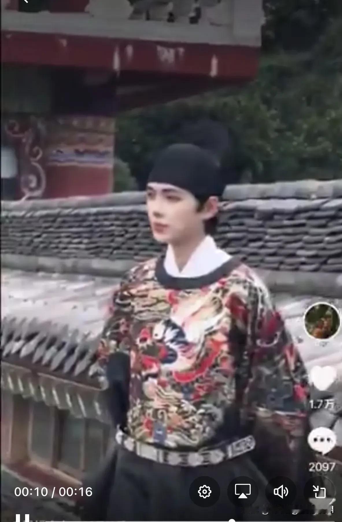 近日，一名中国游客在日本景点身穿明朝服装，引起日本民众极大不满，他们围着这名游客