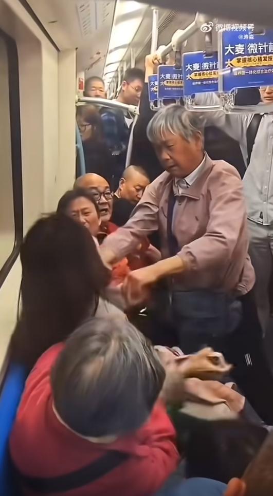 5月8日，上海，两名大妈因为座位问题，与一名年轻女子发生争执，最后升级为肢体推搡