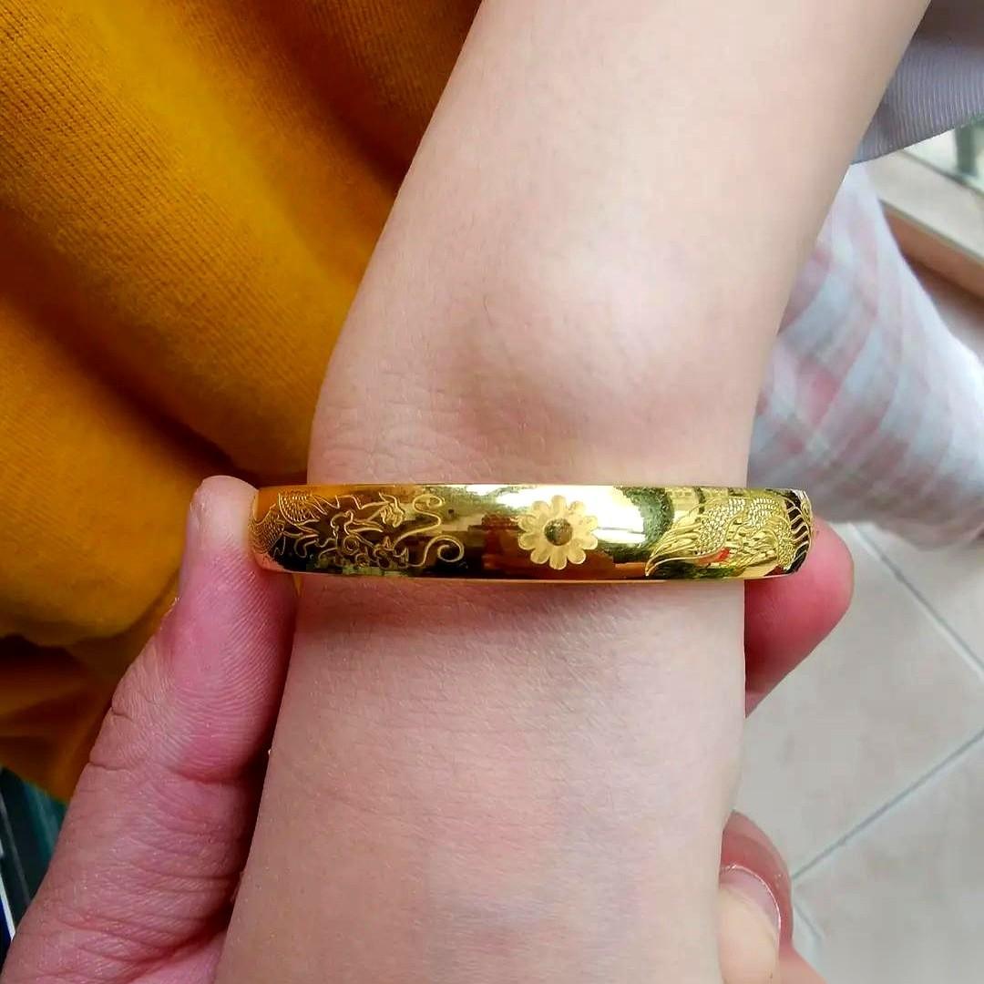 我那个同事，前两天终于把手腕上那个“行走的小金库”给摘了。换了个温润的翡翠镯子