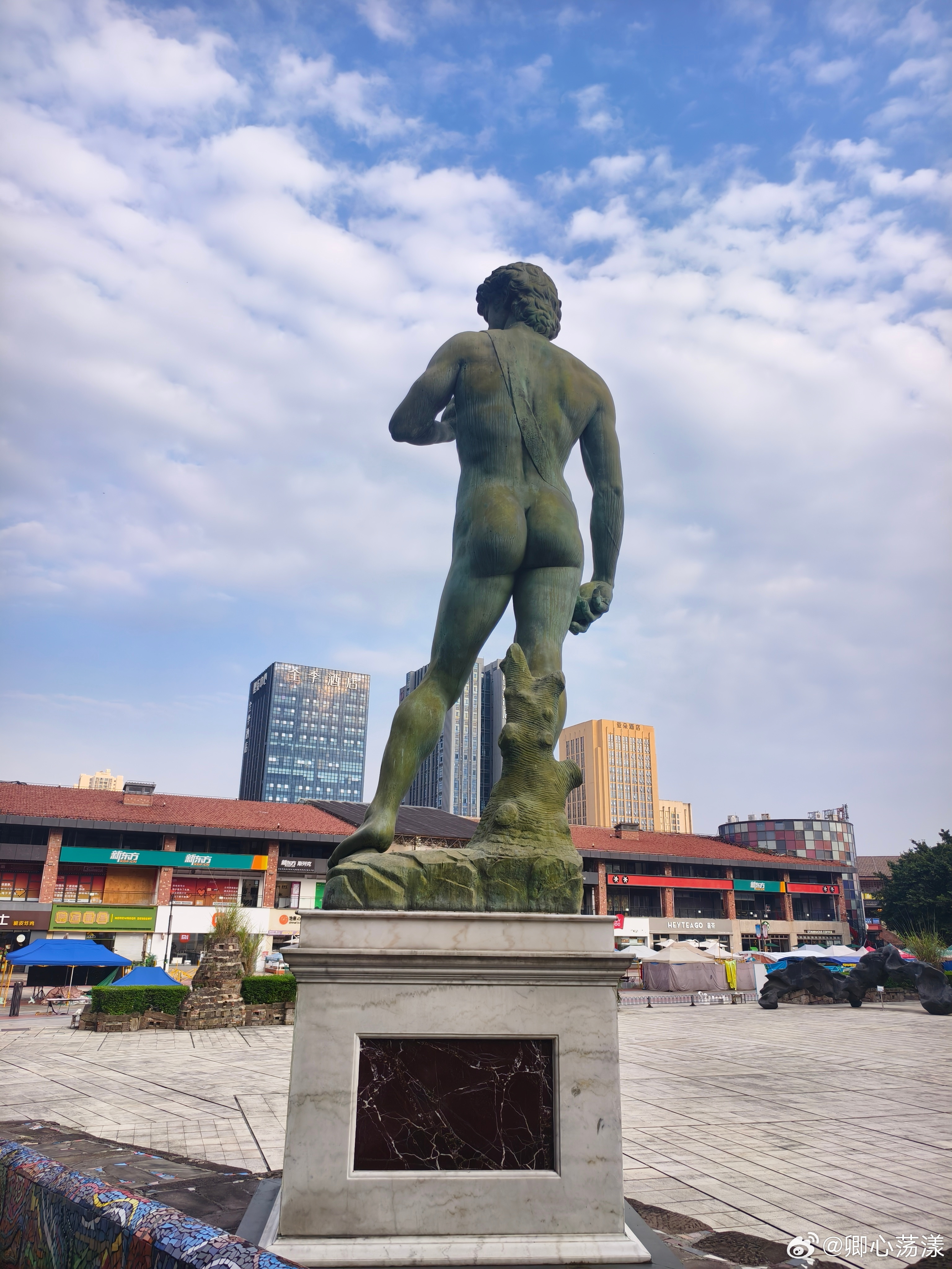 大庭广众的，就问你羞不羞[大笑][大笑][大笑]​​​
