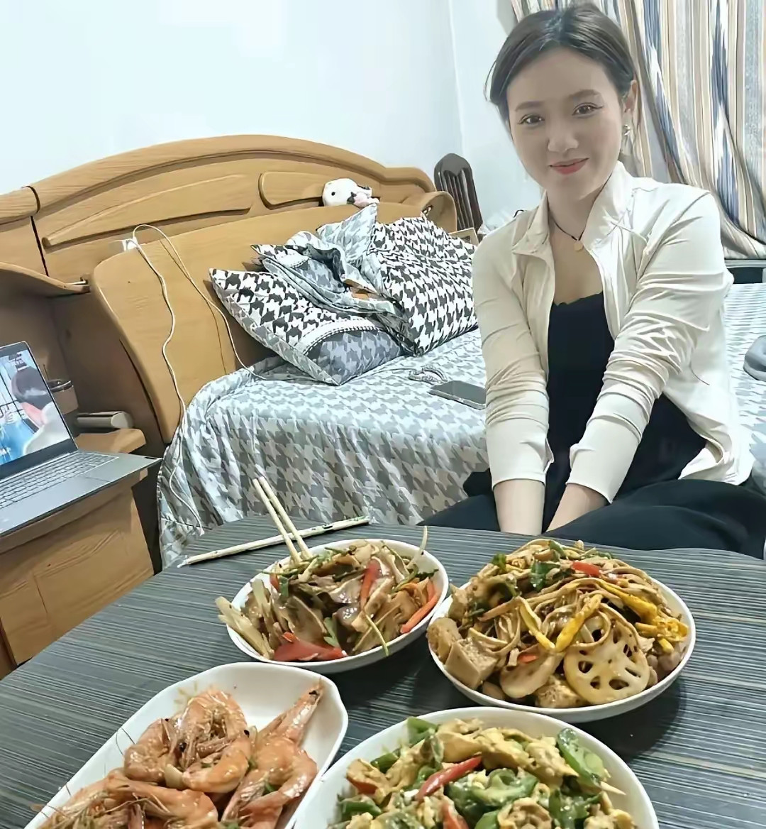 虽然每个月只挣五千多，但是每天都有四个菜，也算是幸福吧？
