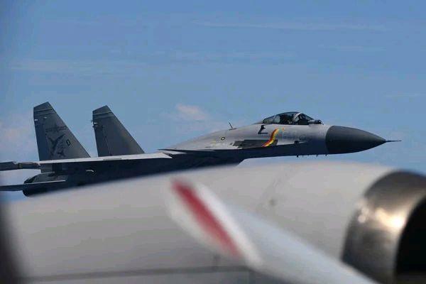 这次，中国海军歼15舰载机连续两次使用火控雷达照射日本“空自”F15J战机，连美