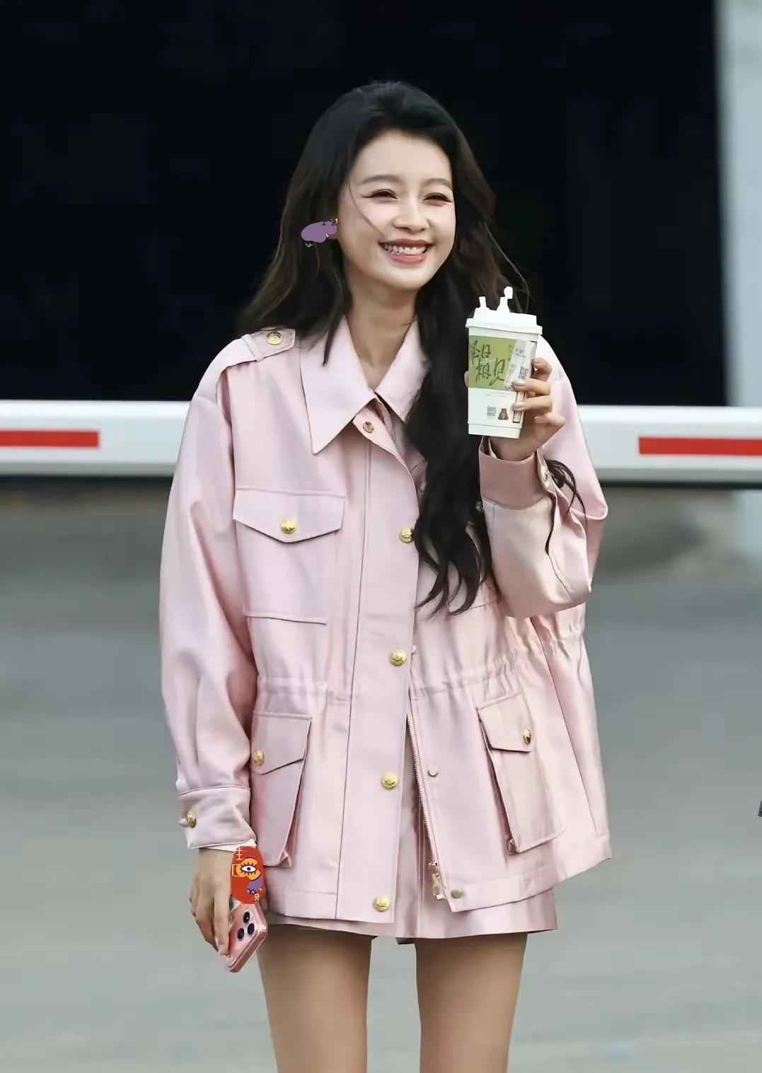 谁能拒绝甜妹孙怡！一身粉色工装套装，温柔又飒爽白长袜+勃肯鞋，松弛感拉满笑