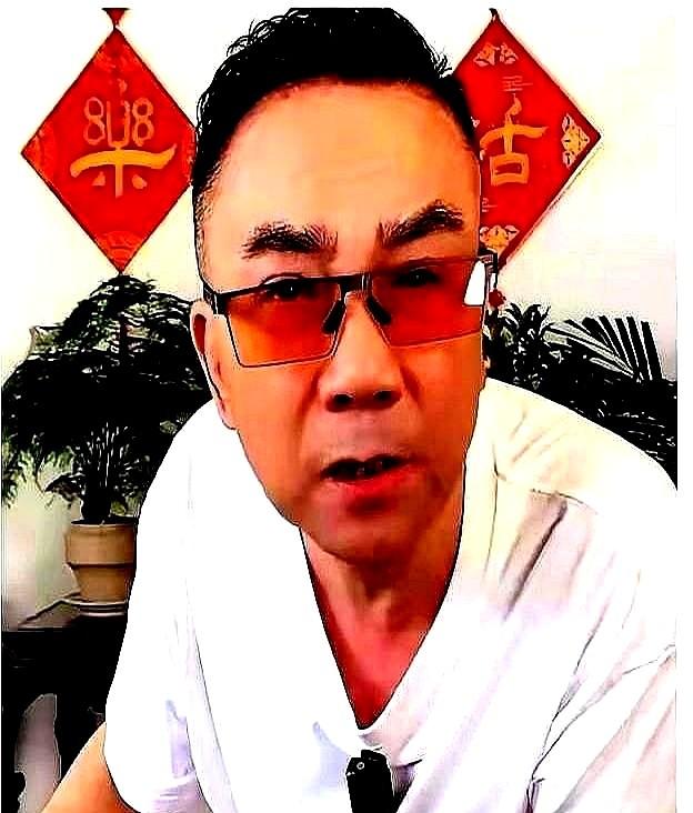 杨议在天津德云社西北角剧场的一场专场上突然抛出一句。他没点名，但一句“飞机”就