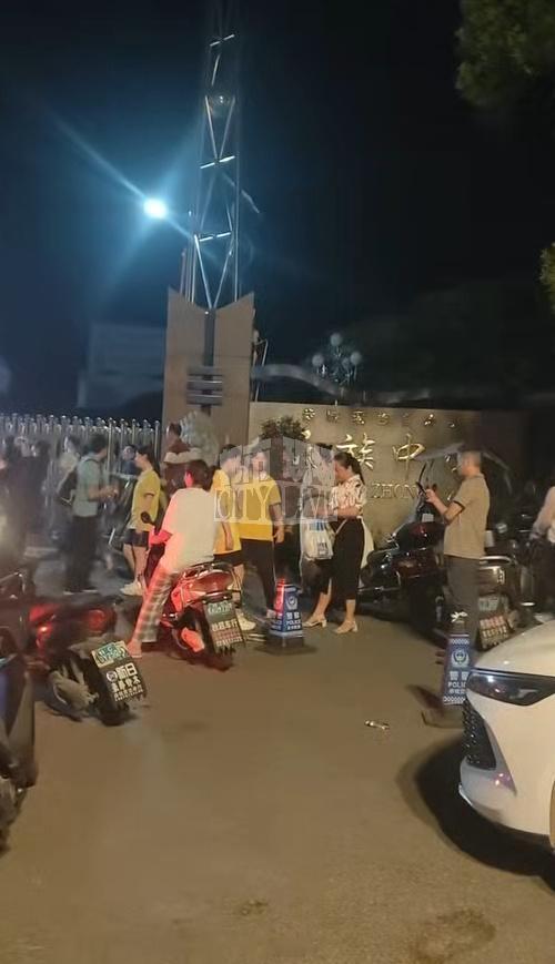 【中学空调全被拆孩子们热得睡不着】中学回应教室宿舍空调全被拆4月13日，有网友