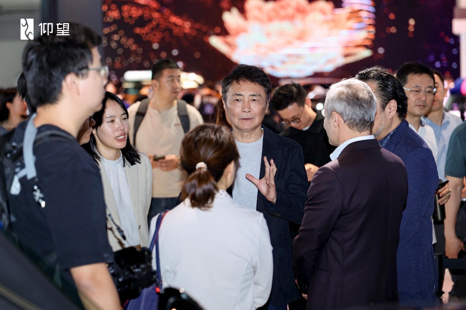 谁能想到，2026北京车展最火的不是豪车扎堆，而是一群国际名流围着一台2000万