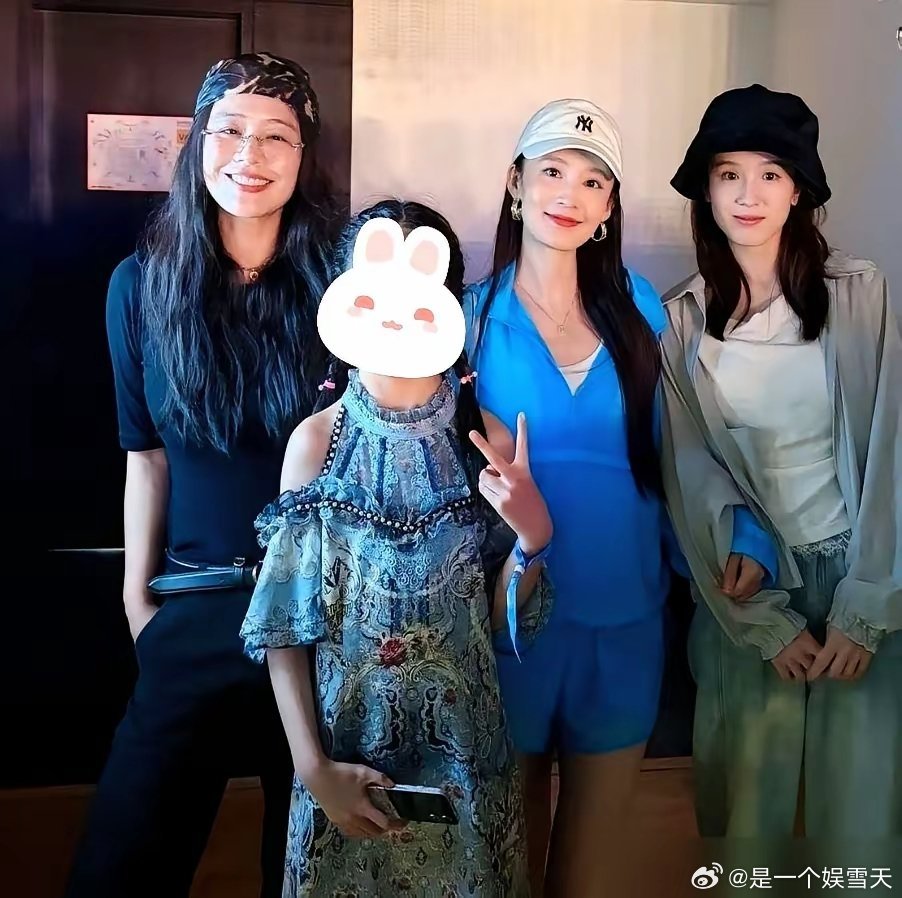 那英演唱会散场，李沁龚俊在围栏边有说有笑，张雅琪一个人缩在后面，手都不知道往哪放。​全程没抬头，没搭