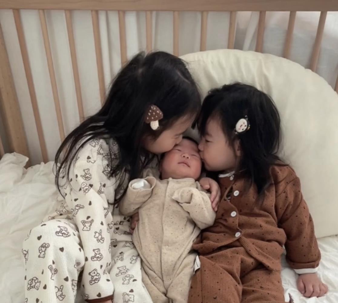 我儿媳妇嫁我家5年了，生了三个闺女都是剖腹产。这不是恢身体恢复了，我说再让她接着
