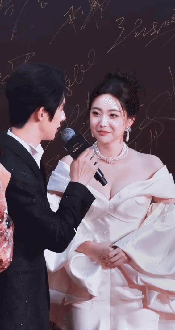 不是朱一朱白昕怡这是直接放开了啊在短剧之夜红毯就直接来了一个甜蜜亲吻，一个西装