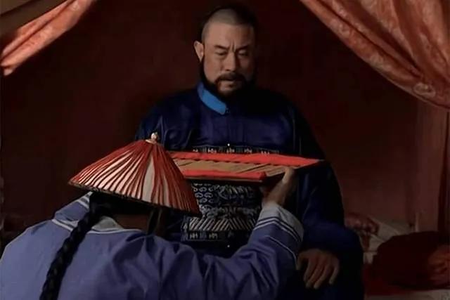 雍正三年冬天，杭州城门口站着一个看守。来往百姓掀帘瞄一眼，倒吸一口气。这人前一
