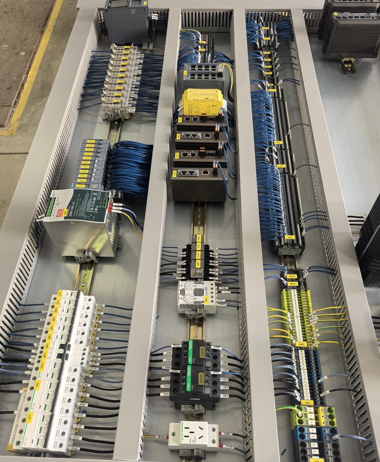 今天老板叫我去厂里上班，说什么客户在催货，要早点交货，如果还不早点交货就要退订单