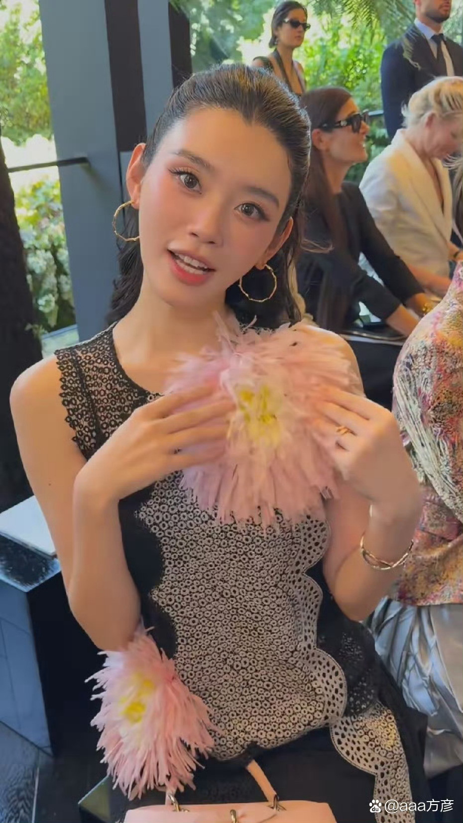 奚梦瑶赴巴黎出席高定大秀，上月刚在法国古堡办完婚礼，今年手头资源扎堆，整个人精气