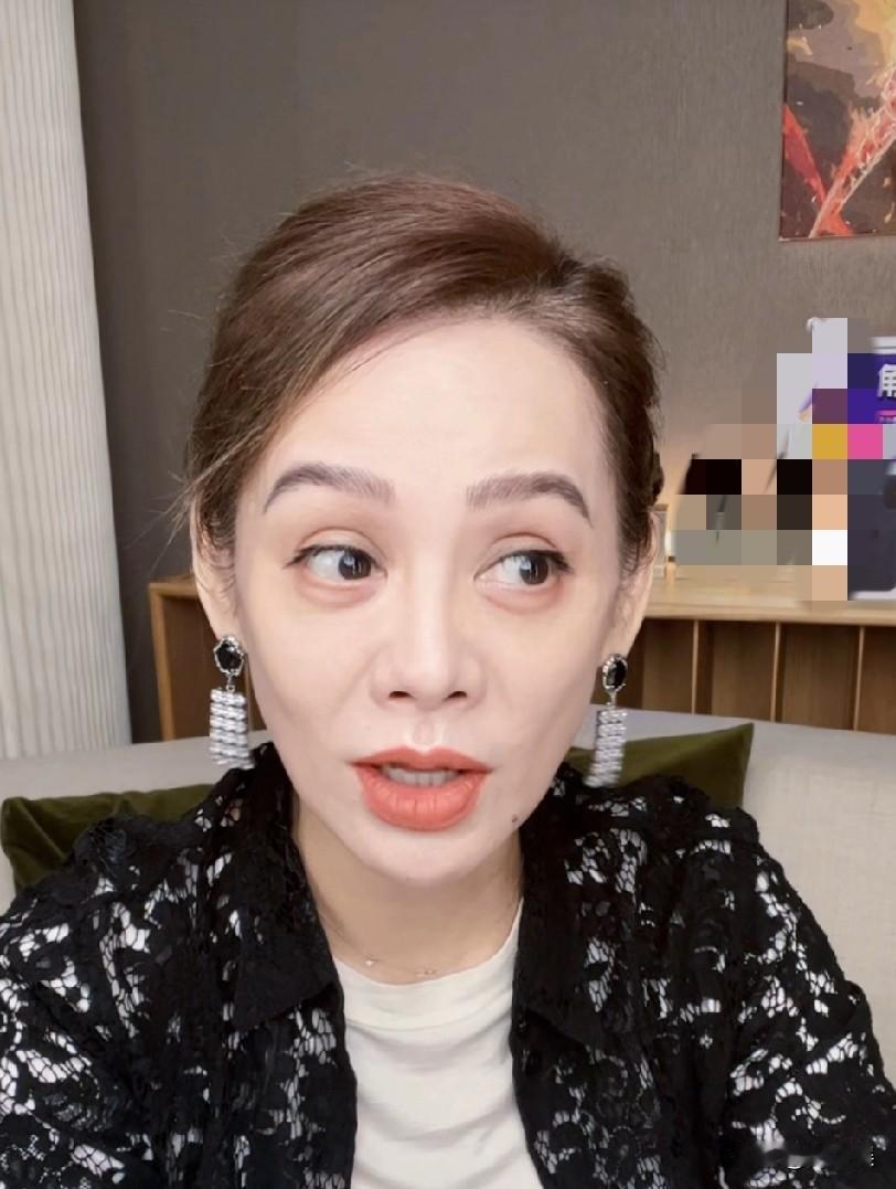 突然发现宁静确实变了，短发变长发，感觉风格性格都不一样了，已上线粉丝都说这是啥情