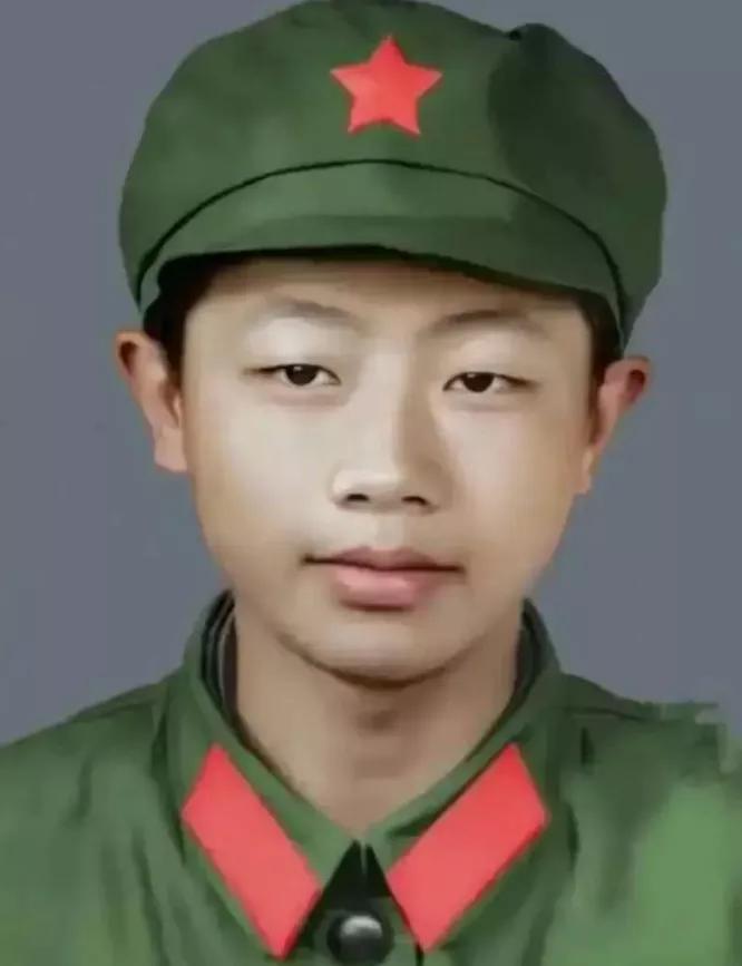 照片中这位脸庞还略显稚嫩的小战士名叫周世军，他已经离开我们将近四十年了。​周世