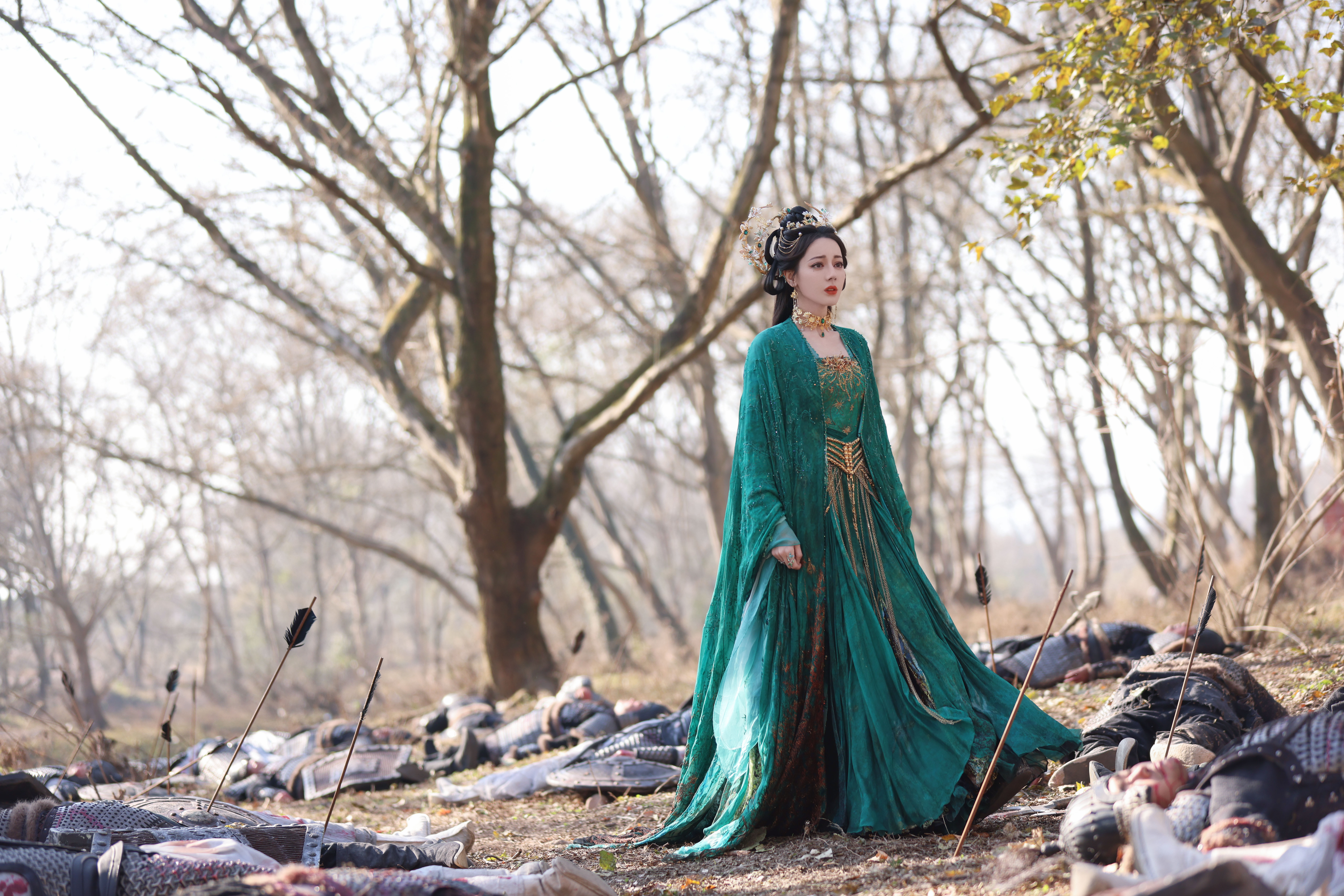 迪丽热巴💦贺思慕的五感体验卡 林间满目残戈，旷野尽是离殇。在这里贺思慕亲历一场