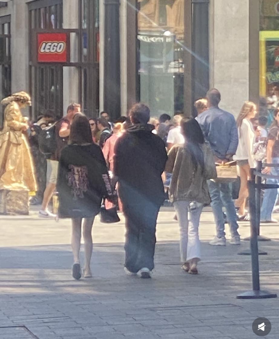 8月21日，王思聪与女友懒懒手牵手走在英国伦敦的街头，懒懒腿型好难看，双腿并不拢