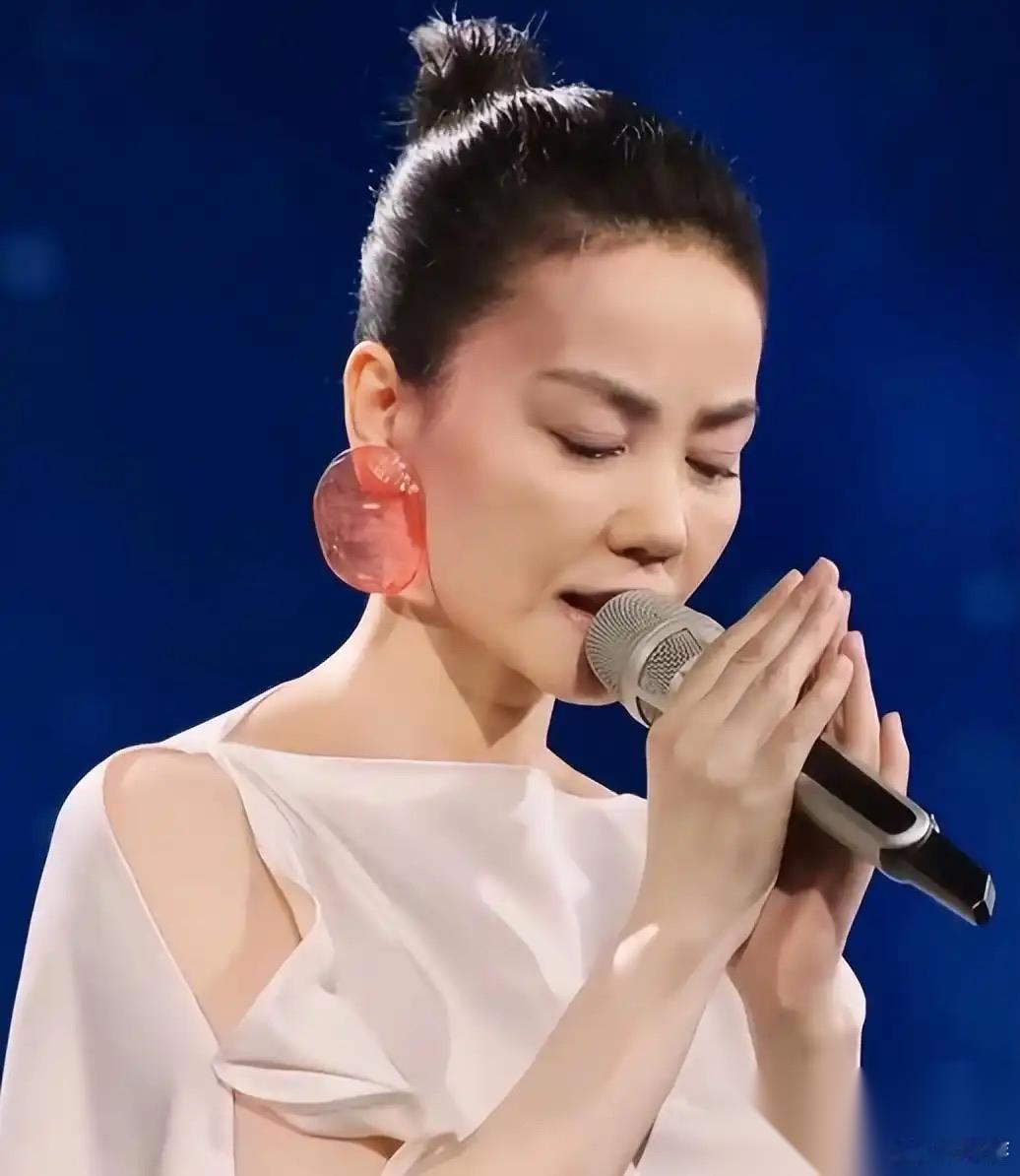 王菲一觉起来“天塌了”有导演内涵她爱钱耍大牌，不查不知道，一查吓一跳，原来王