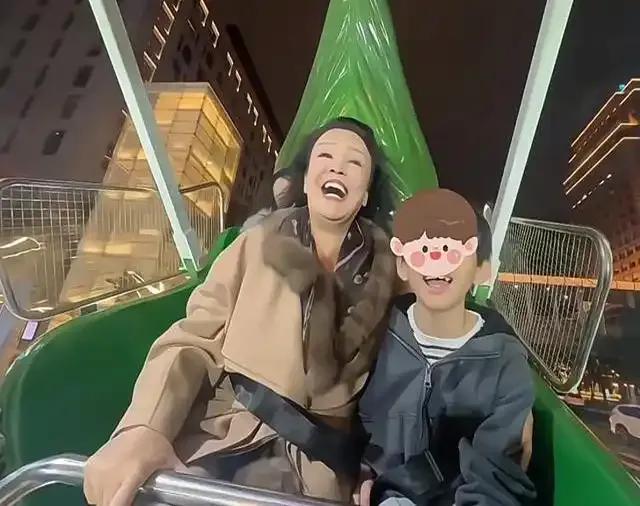 　　网友问张兰：等有了新孙子还疼旧孙子吗？　　　　面对这样的问题张兰也从来不