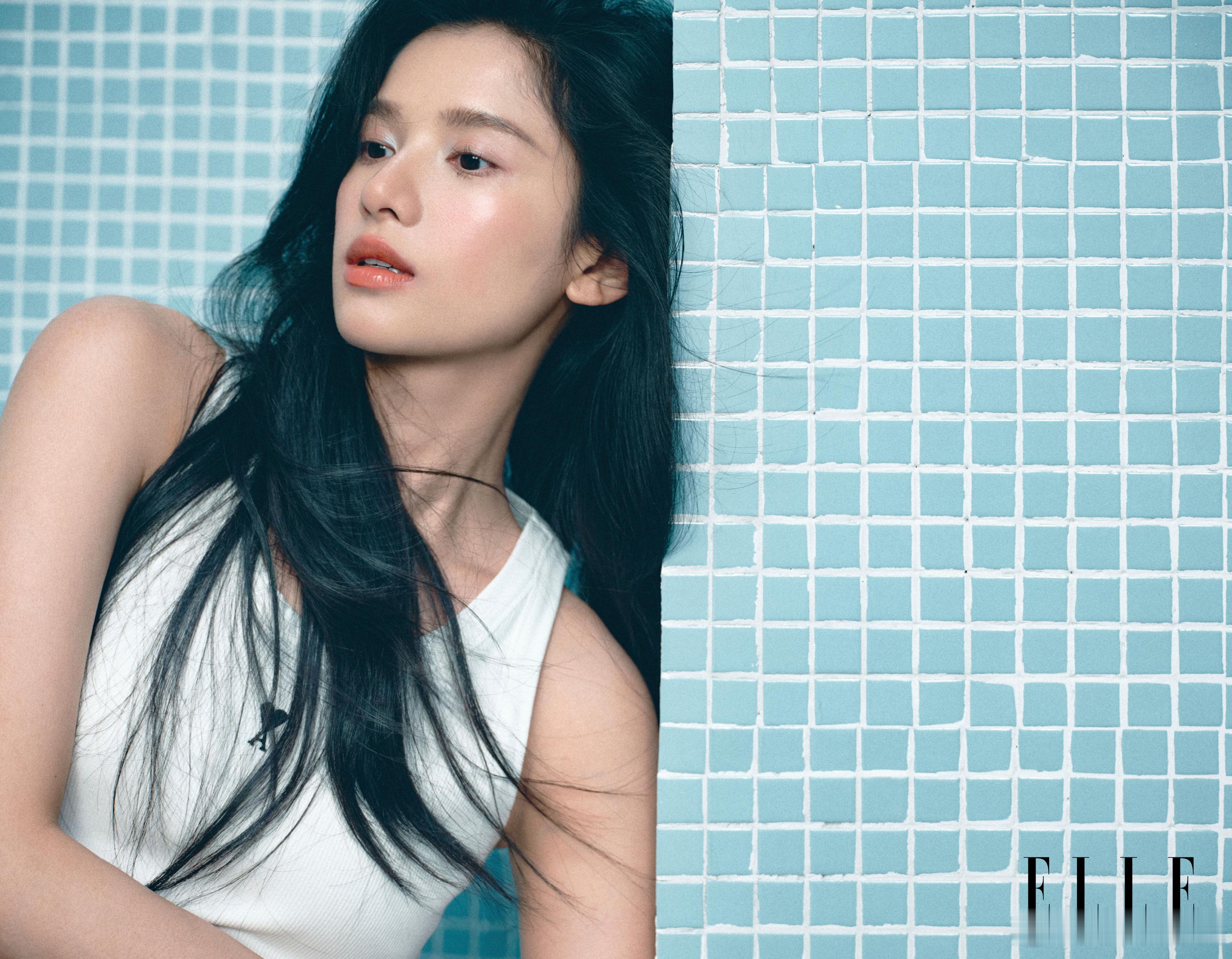 ELLE7月刊张婧仪封面张婧仪二登ELLE七月生日刊！淡调留白镜头尽显高级质感，