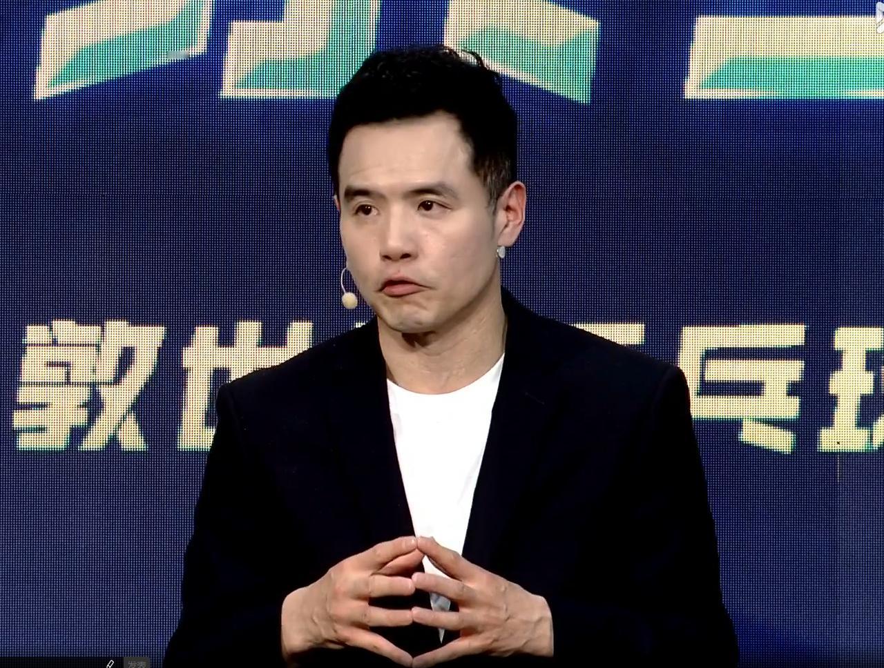 王楚钦为何与吴俊成打的被动呢？恩师刘国正亲自指出大头的问题。他说：王楚钦