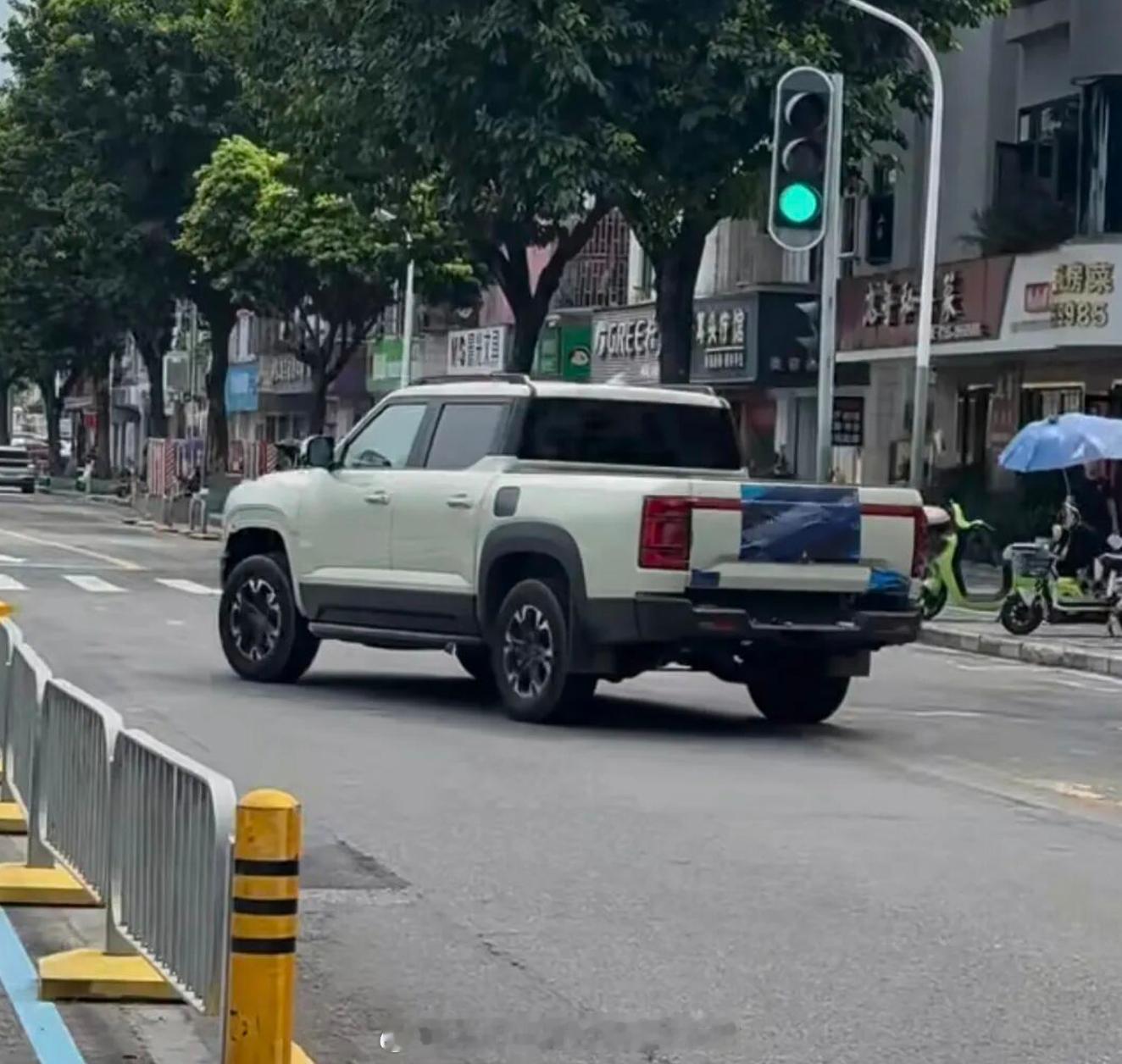 比亚迪皮卡路试车亮相，官方还没有公布新的名字，按照计划，它会在2026年下半年正