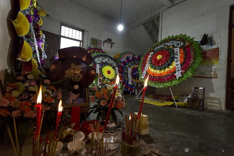 我们当地有位82岁的老太太，前些日子忽然就走了，在家里停丧3日，等到要出殡的时候
