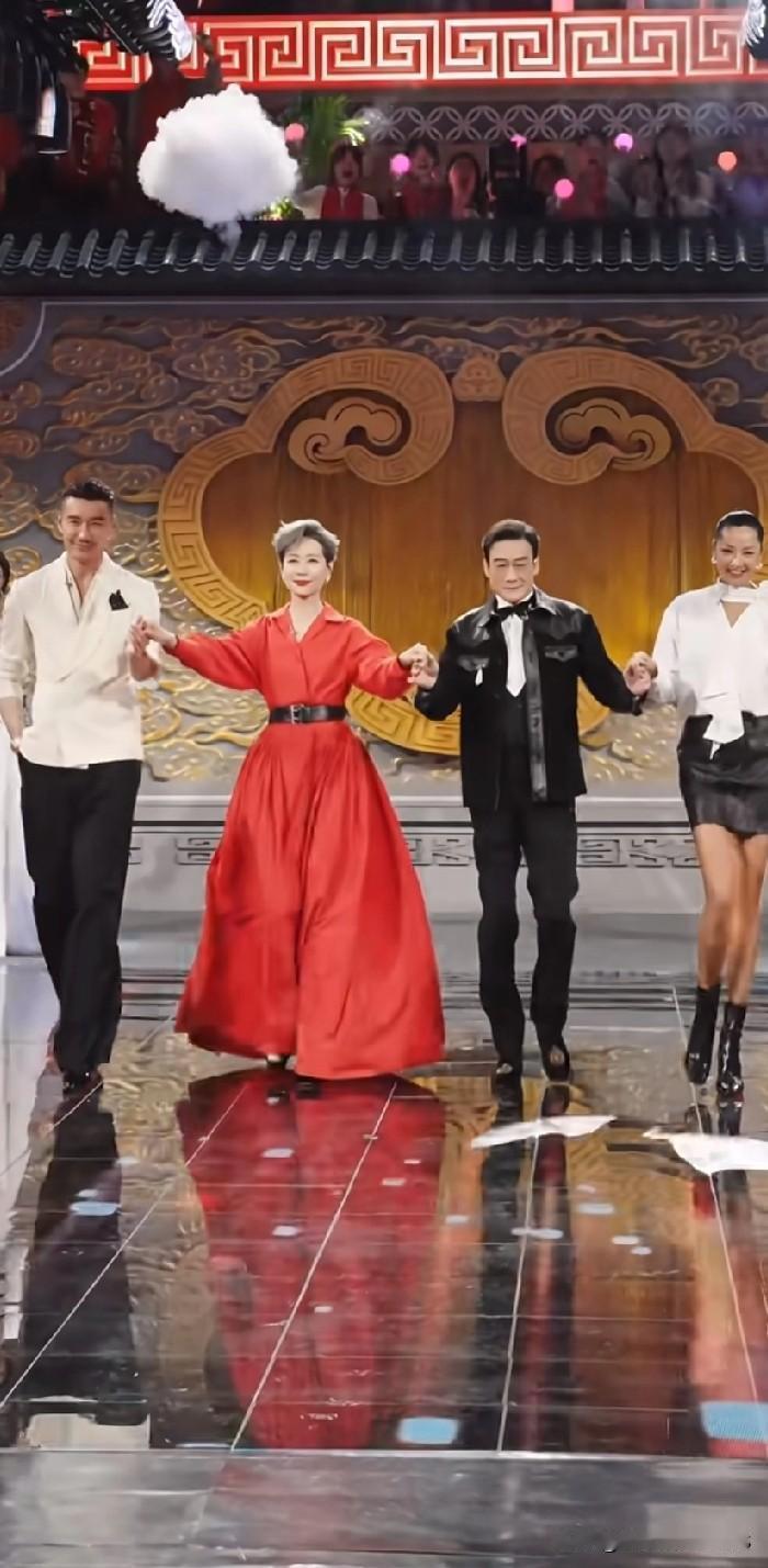 哎哟喂，叶童这状态简直逆天！172的净身高往那一站，气场两米八，跟超模同框一点都