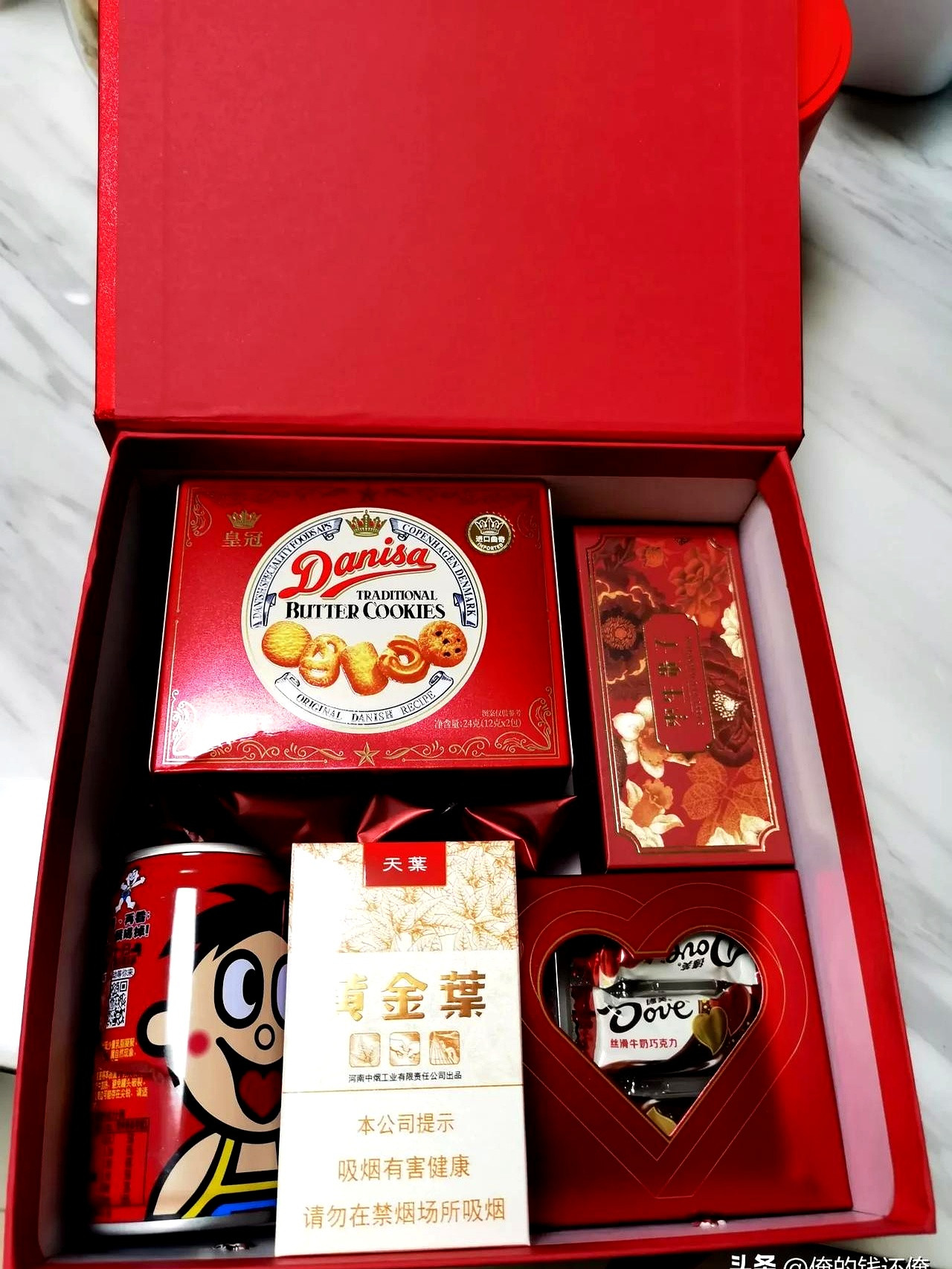 六百块份子钱，换回一堆看着就很贵的东西。这朋友结婚，是来赚钱的吧？婚宴流