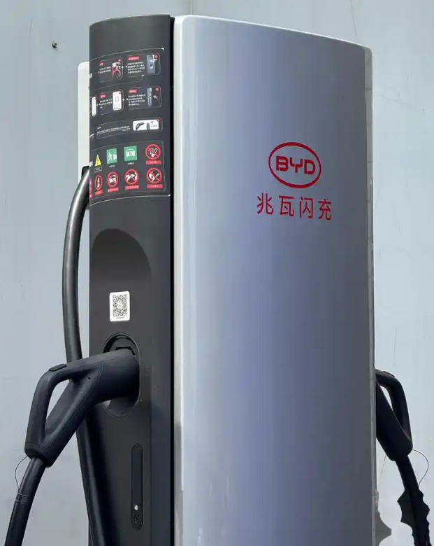 这是两种也许形态之争吧。比亚迪走的的科研之路，不断升级电池，追求容量，续航，