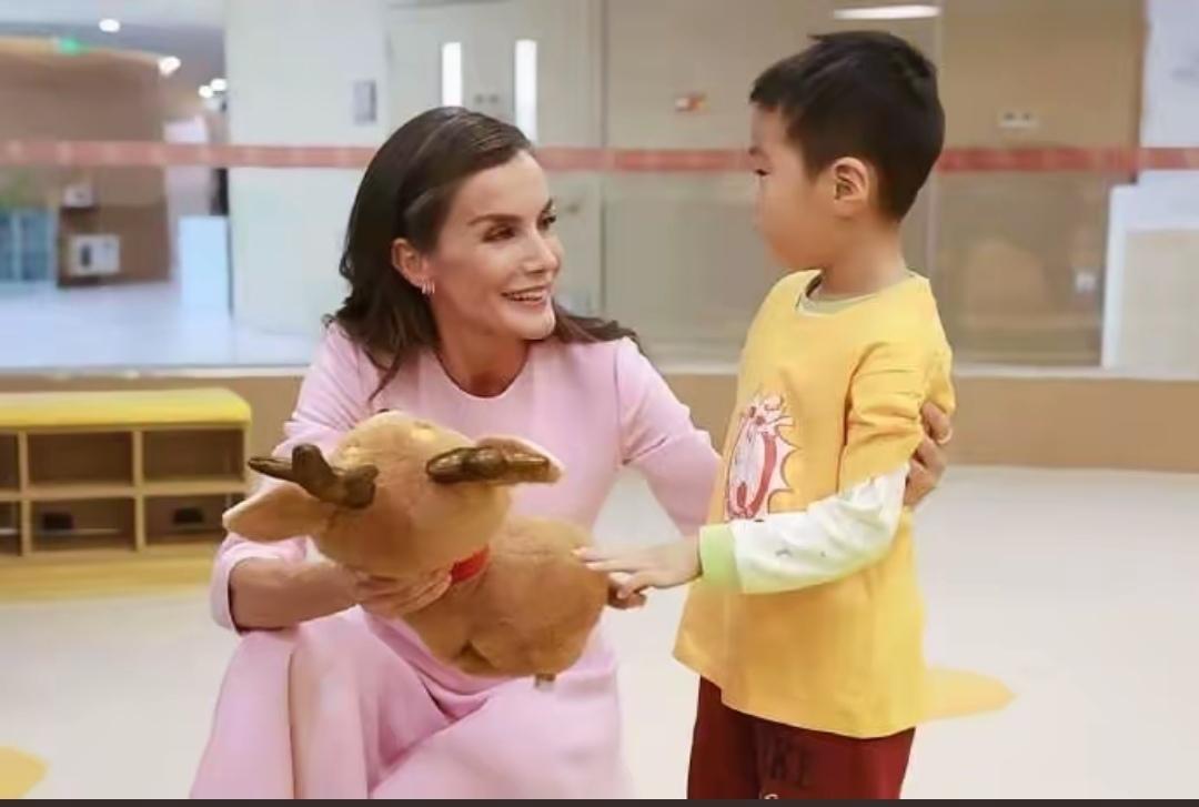 11月12日，莱蒂奇娅王后到访北京残疾人服务示范中心，关心看望残疾人。莱蒂奇