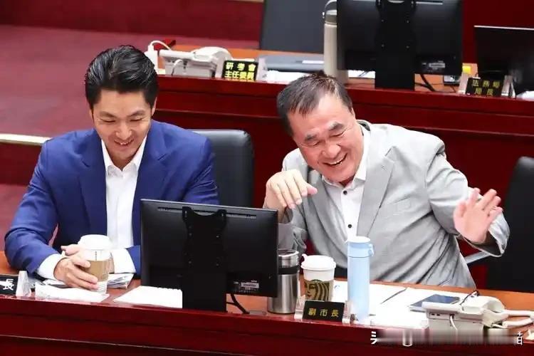 相比蒋万安对李四川的力挺，面对苏巧慧与李四川的同框，侯友宜表态更显老到～三