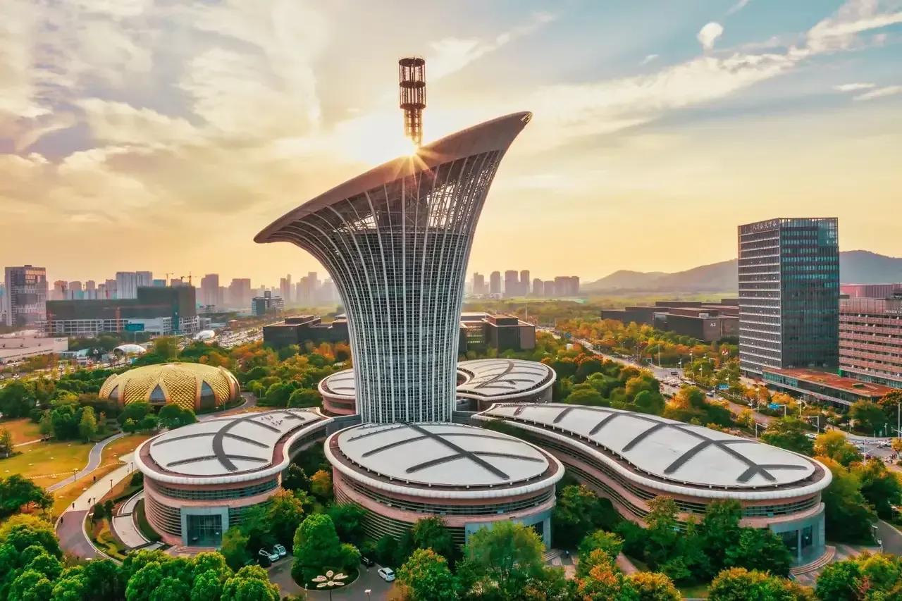 根据2025年前三季度的数据，中国城市GDP排行前10的榜单如下：1、上海